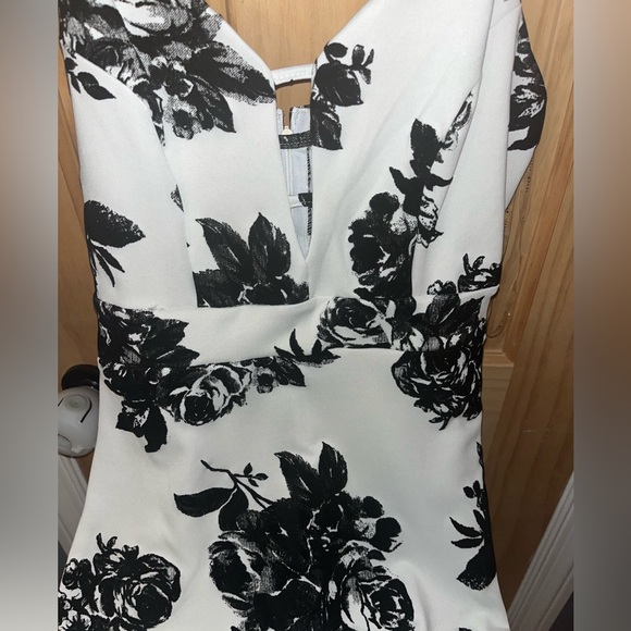 Size M- white with black velvet flowers midi dress - Picture 4 of 4